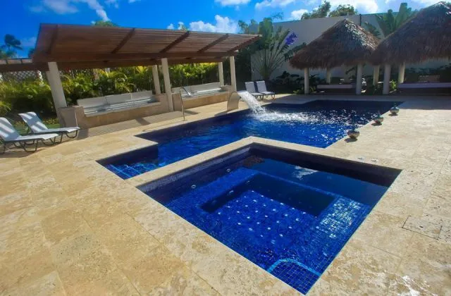 Now Larimar Punta Cana piscina